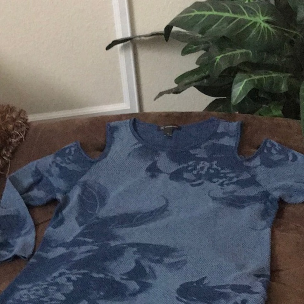 Light sweater top - with cutout shoulders